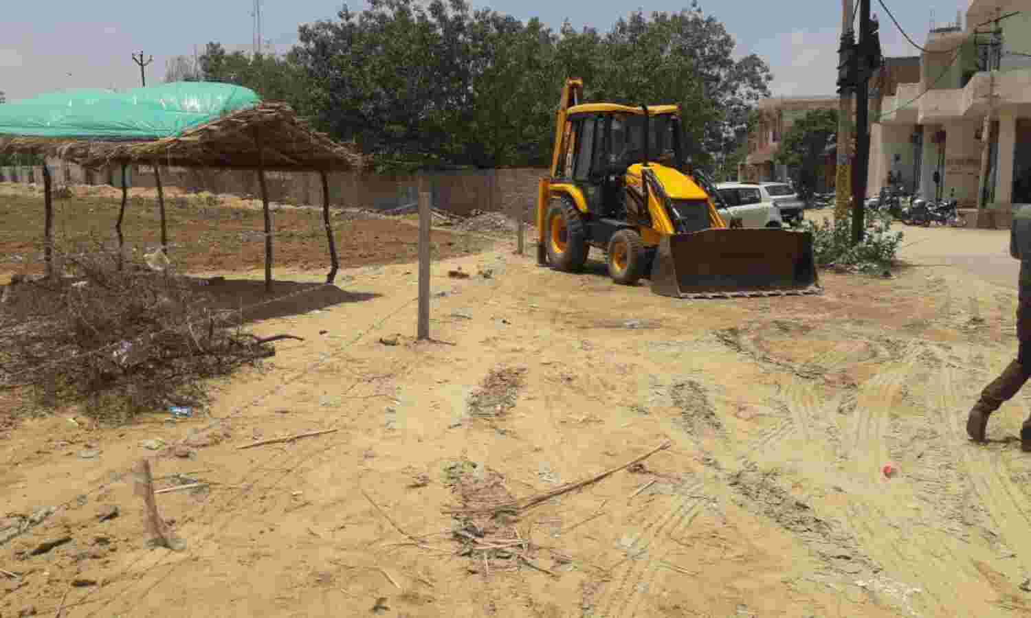 दिनदहाड़े सरकारी जमीन पर कब्जा, डिप्टी कमिश्नर ने मौके पर पहुंचकर हटवाया दिनदहाड़े सरकारी जमीन पर कब्जा, डिप्टी कमिश्नर ने मौके पर पहुंचकर हटवाया