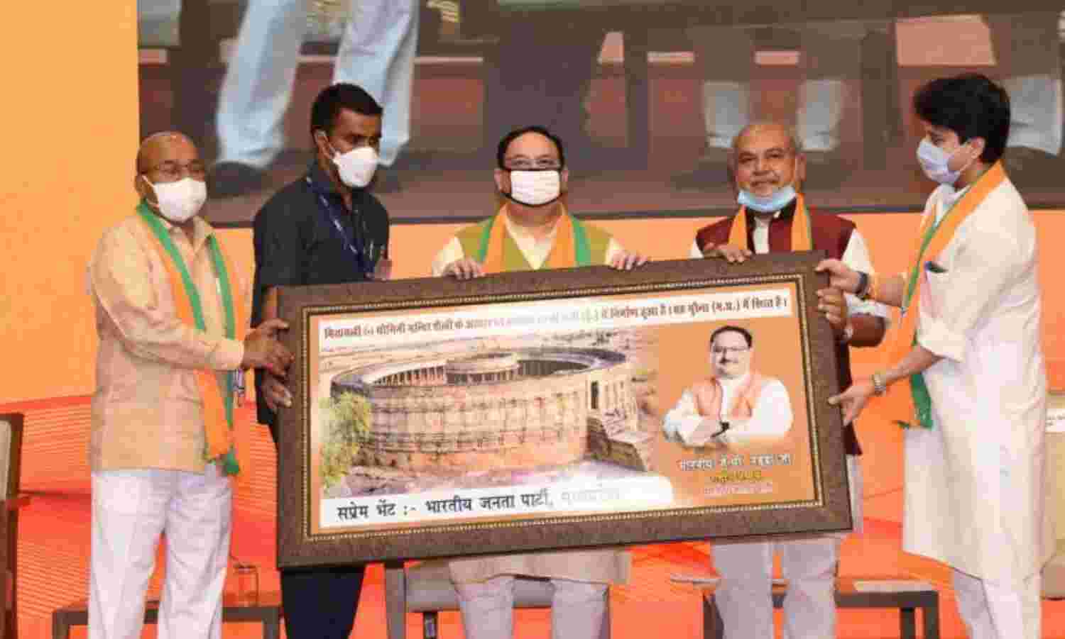 नरेंद्र सिंह और सिंधिया ने मितावली-पढावली स्मृति चिन्ह जेपी नड्डा को भेंट किया