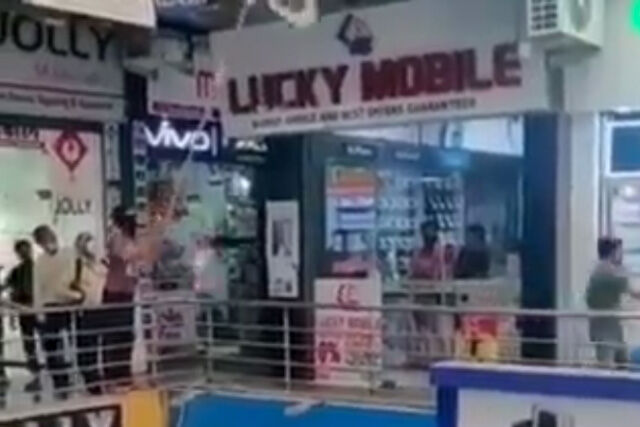 ग्वालियर में नगर निगम ने चीनी उत्पादों की होर्डिंग हटाई