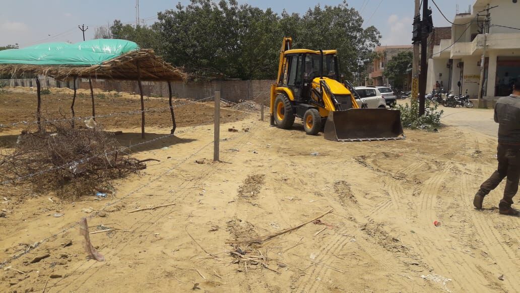 दिनदहाड़े सरकारी जमीन पर कब्जा, डिप्टी कमिश्नर ने मौके पर पहुंचकर हटवाया दिनदहाड़े सरकारी जमीन पर कब्जा, डिप्टी कमिश्नर ने मौके पर पहुंचकर हटवाया