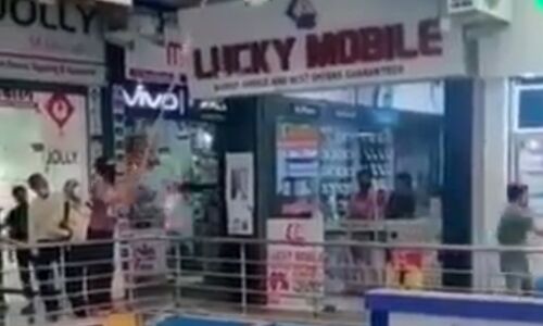 ग्वालियर में नगर निगम ने चीनी उत्पादों की होर्डिंग हटाई