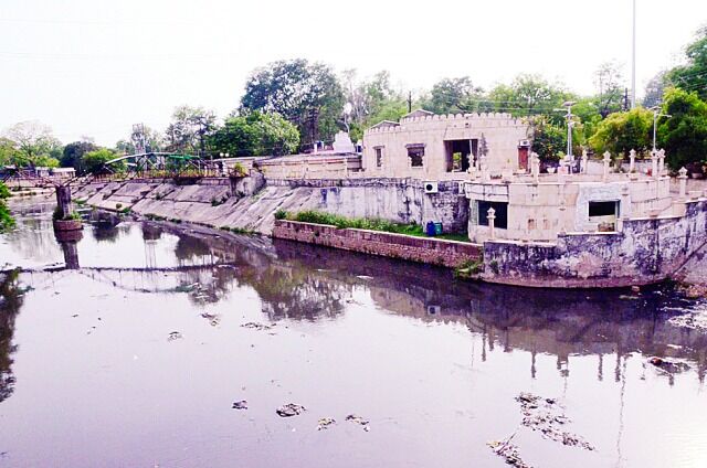 इतिहास बताने वाली स्वर्ण रेखा की सांसों में जमी गंदगी.... इतिहास बताने वाली स्वर्ण रेखा की सांसों में जमी गंदगी....