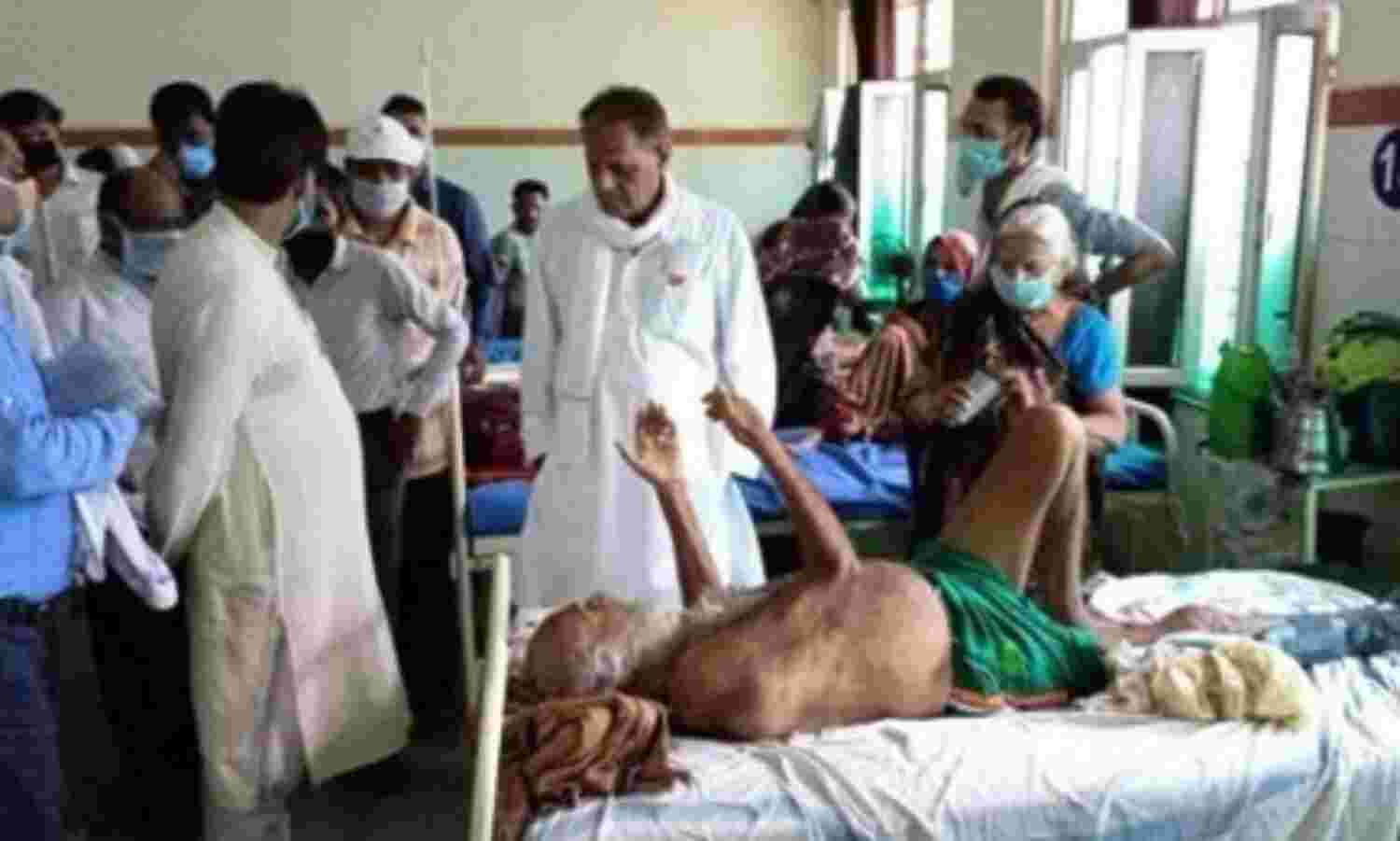 पूर्व विधायक गोयल पहुंचे जिला अस्पताल, जाना मरीजों का हाल