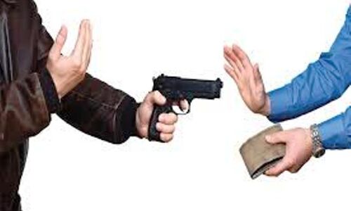दिनदहाड़े बदमाशों ने महिला पर रिवाल्वर अड़ाकर लूटे जेवरात