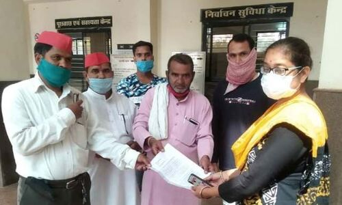 समाजवादी पार्टी ने पीएम के नाम एडीएम को सौंपा ज्ञापन