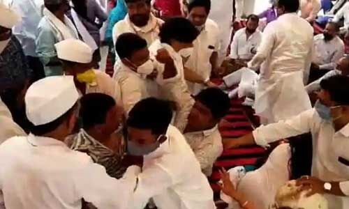 अजमेर : कांग्रेस की ओर से शहीदों के लिए आयोजित श्रद्धांजलि सभा में चले लात-घूंसे