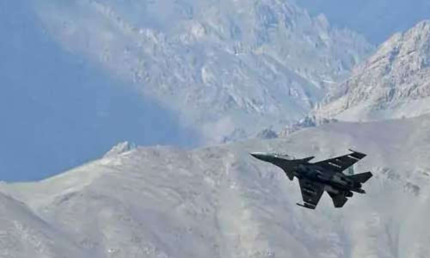 चीनी एयरफोर्स के लड़ाकू विमान बॉर्डर के बेहद करीब भर रहे हैं उड़ान