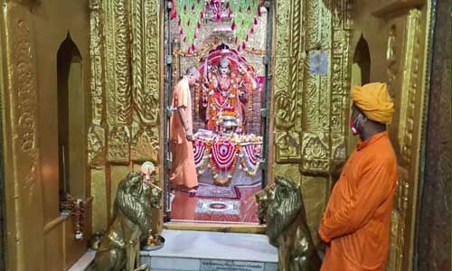 मुख्यमंत्री योगी ने शक्तिपीठ मंदिर देवीपाटन में पूजन कर देश व प्रदेश की सुख व समृद्धि की कामना की