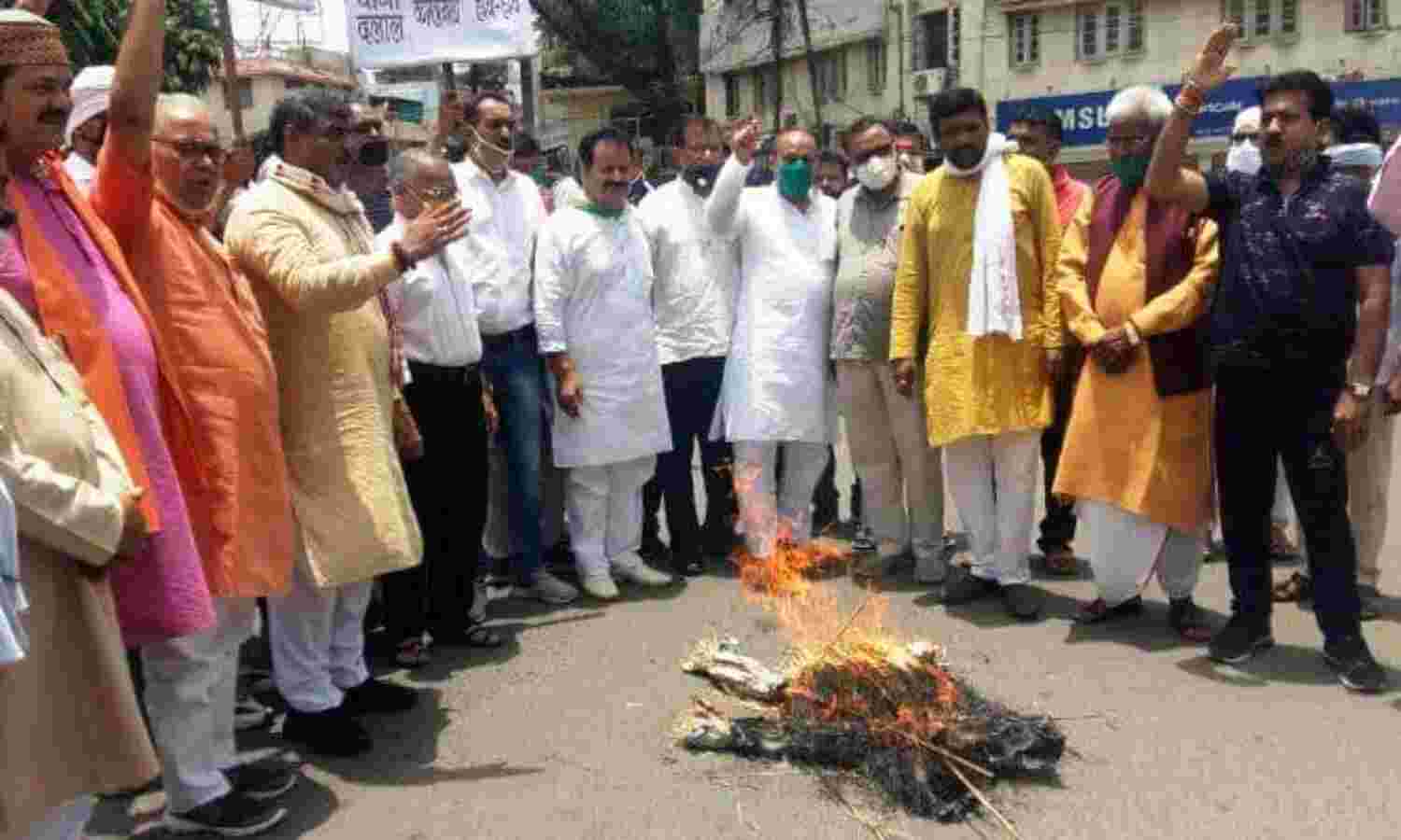 कमलनाथ को घेरने सड़कों पर आई भाजपा, मंडलों में फूंके पुतले
