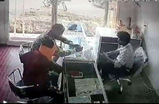 बदमाशों ने दुकान में घुसकर ज्वेलर्स संचालक पर कट्टा अड़ाया, जेवरात लूटे