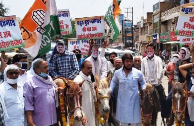पेट्रोल-डीजल के दामों के विरोध में कांग्रेस ने निकाली खच्चर यात्रा