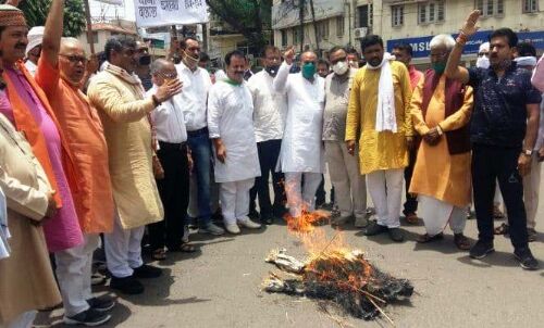 कमलनाथ को घेरने सड़कों पर आई भाजपा, मंडलों में फूंके पुतले