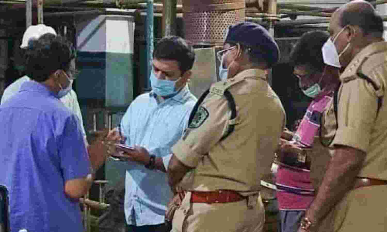 विशाखापत्तनम की फैक्ट्री में गैस लीक, दो मजदूरों की मौत विशाखापत्तनम की फैक्ट्री में गैस लीक, दो मजदूरों की मौत