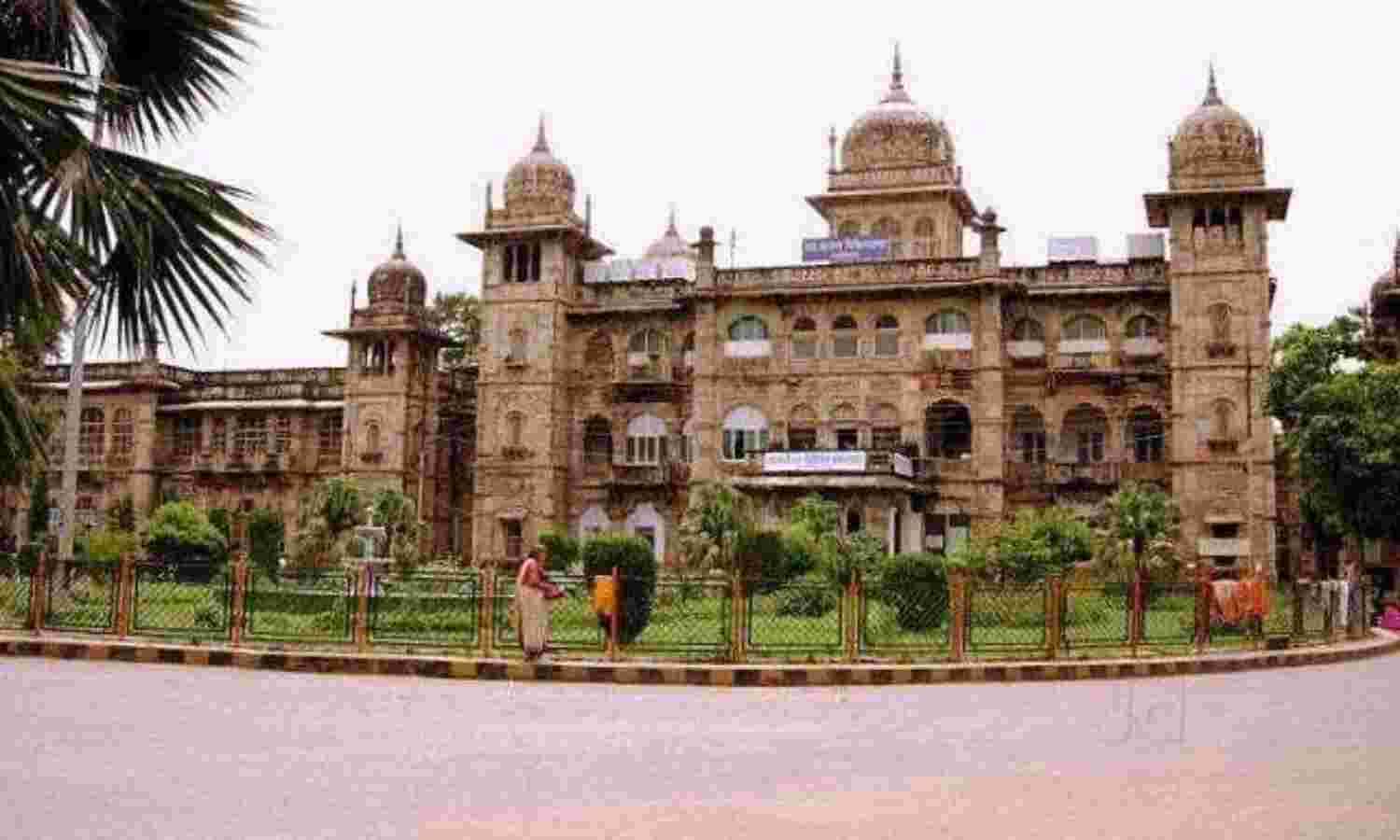 अस्पताल प्रबंधन की मनमानी से परेशान जूनियर चिकित्सकों ने किया काम बंद