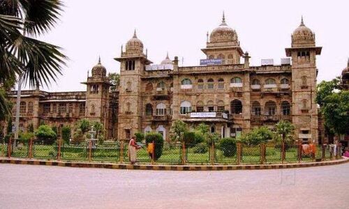 अस्पताल प्रबंधन की मनमानी से परेशान जूनियर चिकित्सकों ने किया काम बंद