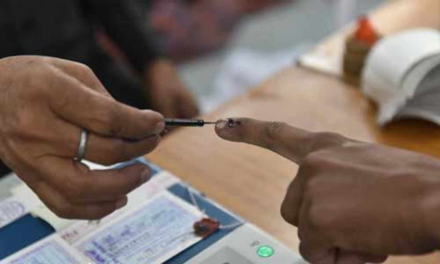 अब कोरोना काल में पोस्टल बैलट से वोट डाल सकेंगे 65 साल से ऊपर के बुजुर्ग