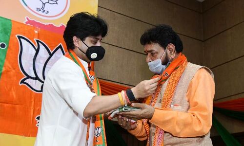 ज्योतिरादित्य सिंधिया के समक्ष पूर्व मंत्री रामकृष्ण कुसमरिया की घर वापसी