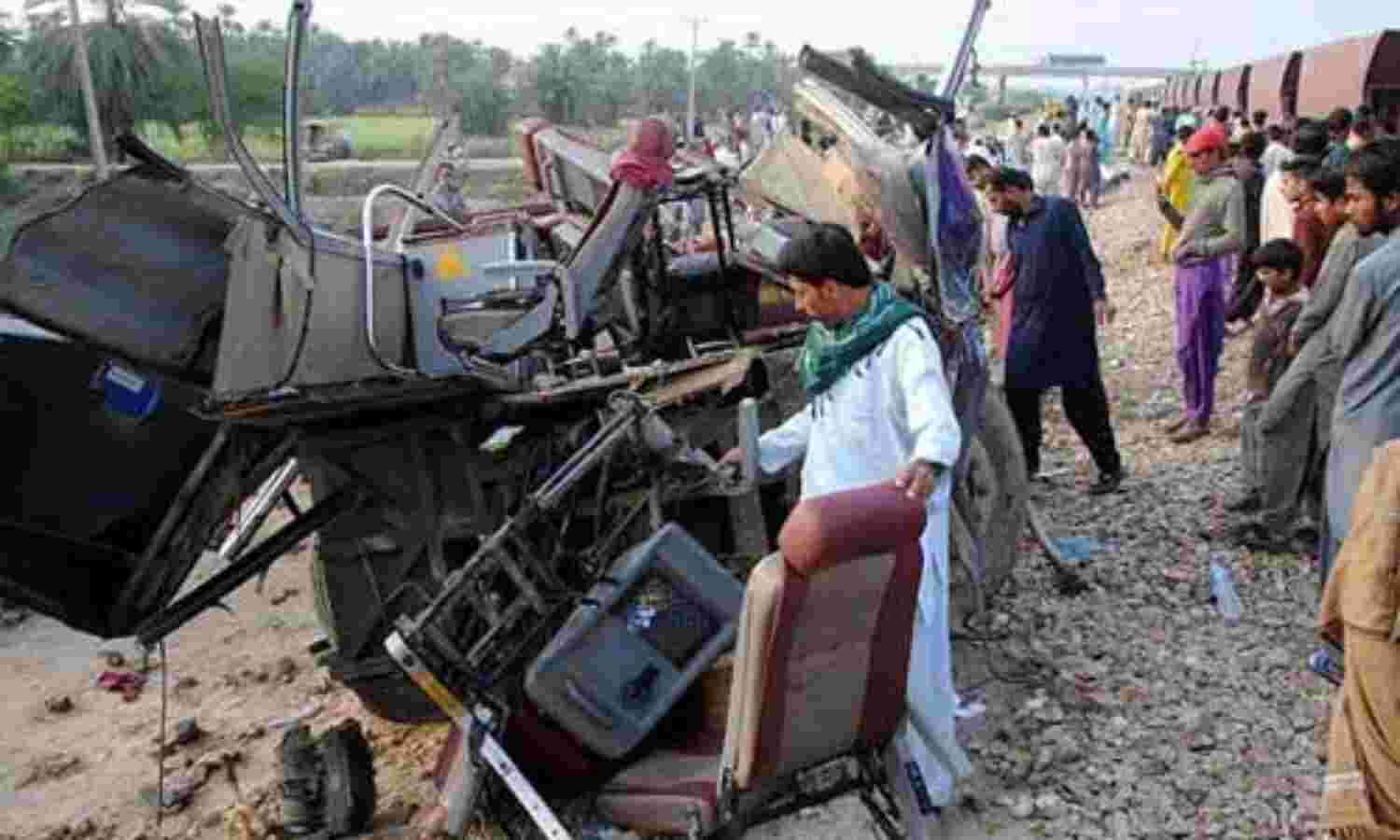 हादसा : पाकिस्तान में मिनी बस के ट्रेन से टकरा जाने के कारण 29 की मौत