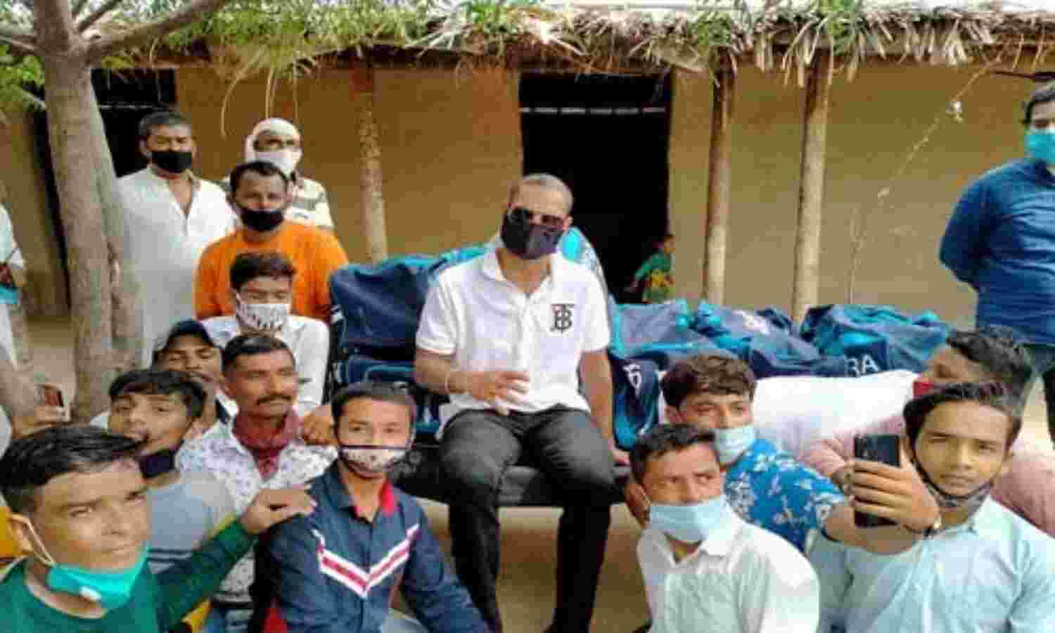 गरीब लोगों के चेहरे पर हंसी देखकर मिलता है सुकून : शिखर धवन