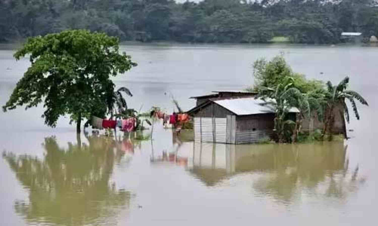 असम में बाढ़ से 17 जिलों के 6,80,931 लोग प्रभावित