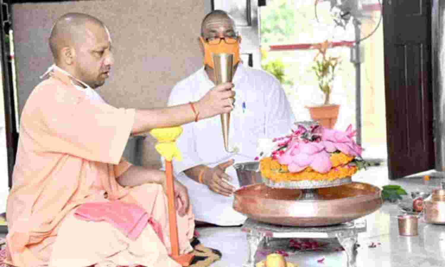 मुख्यमंत्री योगी आदित्यनाथ ने सावन के पहले सोमवार को किया रुद्राभिषेक