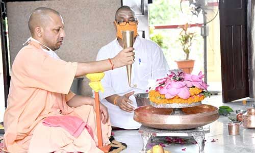 मुख्यमंत्री योगी आदित्यनाथ ने सावन के पहले सोमवार को किया रुद्राभिषेक