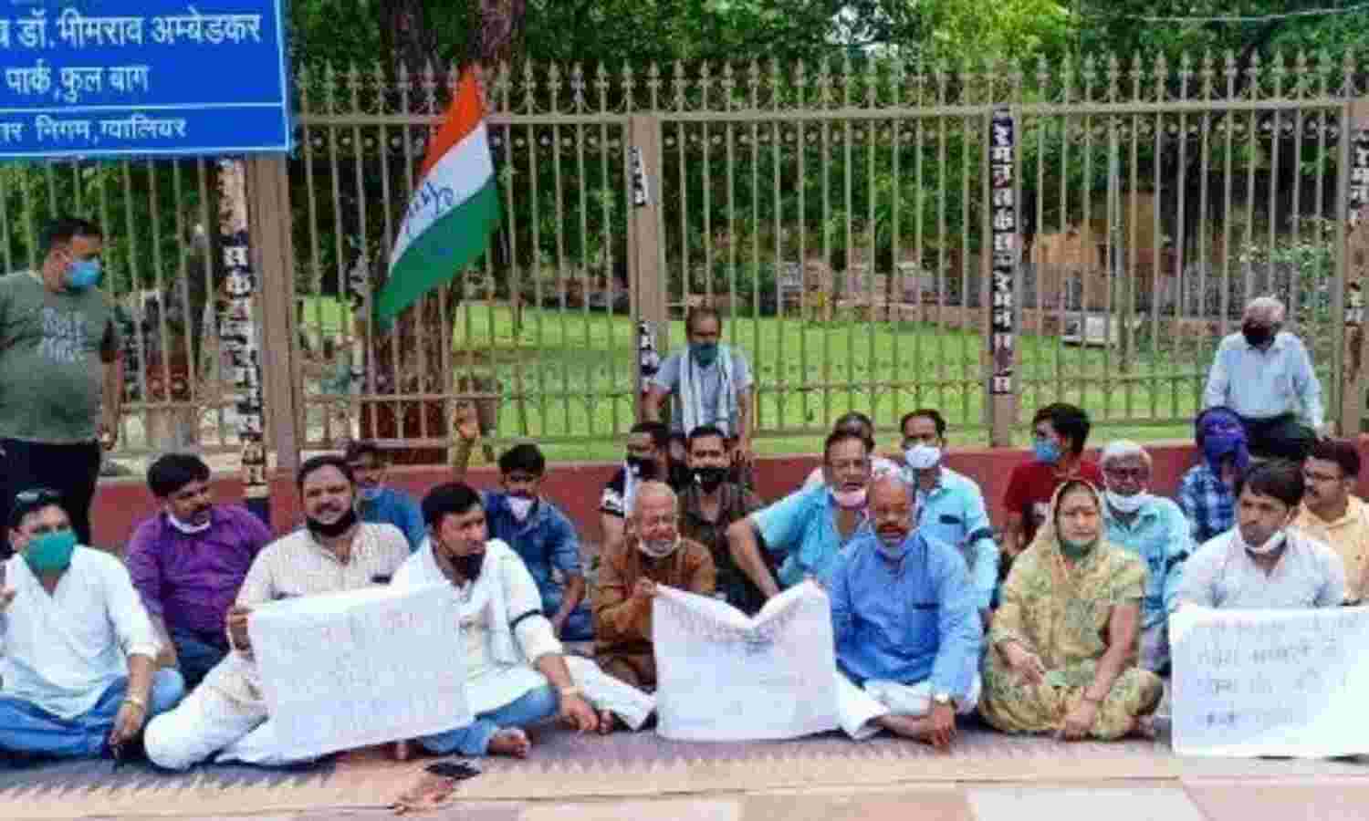 कांग्रेस का दलित कार्यकर्ता पर एफआईआर के विरोध में धरना कांग्रेस का दलित कार्यकर्ता पर एफआईआर के विरोध में धरना