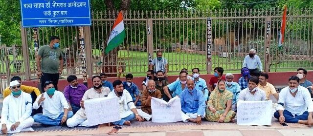 कांग्रेस का दलित कार्यकर्ता पर एफआईआर के विरोध में धरना कांग्रेस का दलित कार्यकर्ता पर एफआईआर के विरोध में धरना