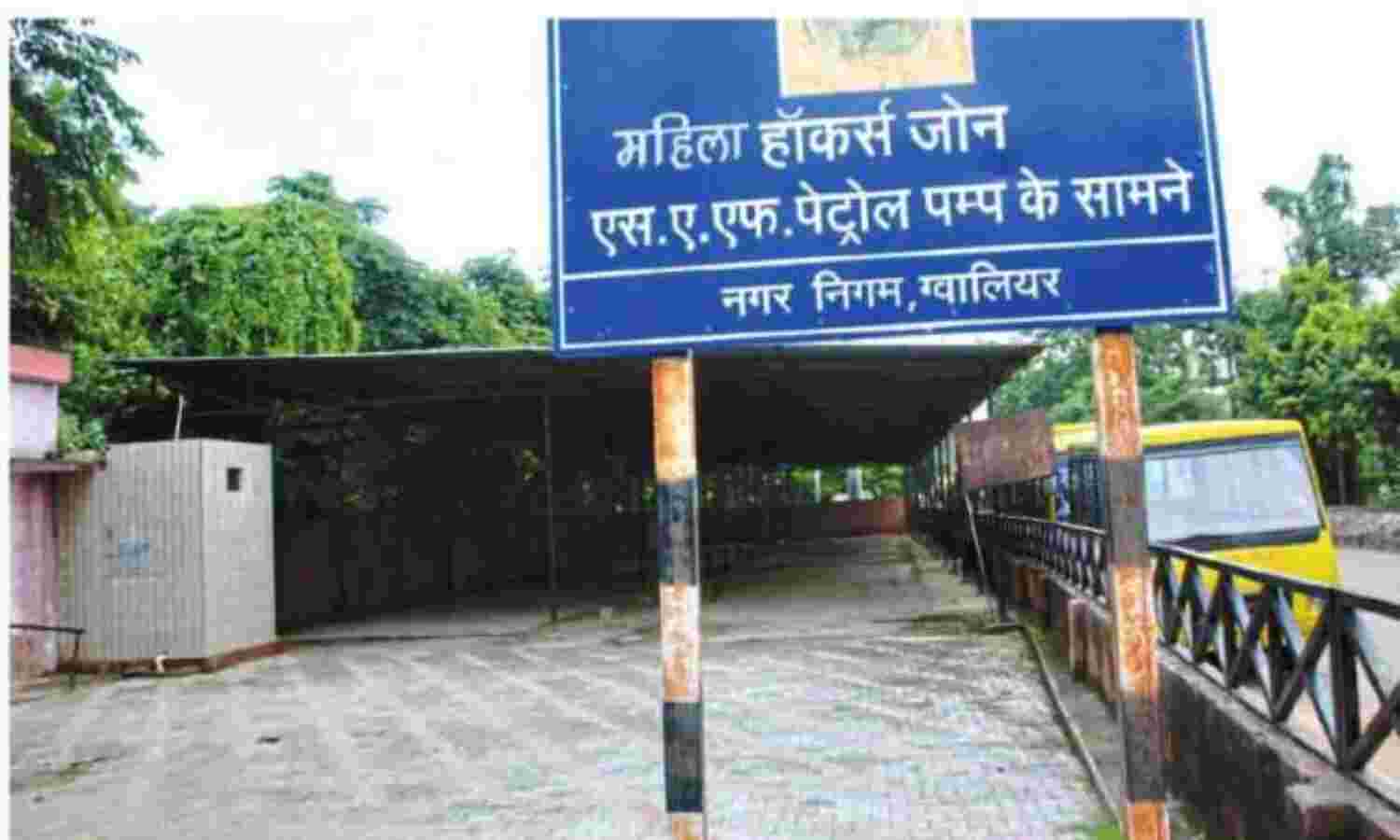 बाजार खुले तो हॉकर्स जोन से बाहर निकले ठेले,