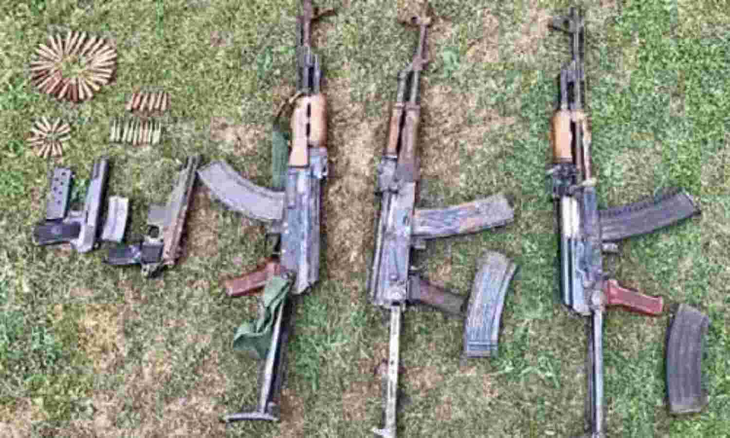 उरी में बरामद किए गए पाकिस्तान के बने पिस्तौल और गोला बारूद