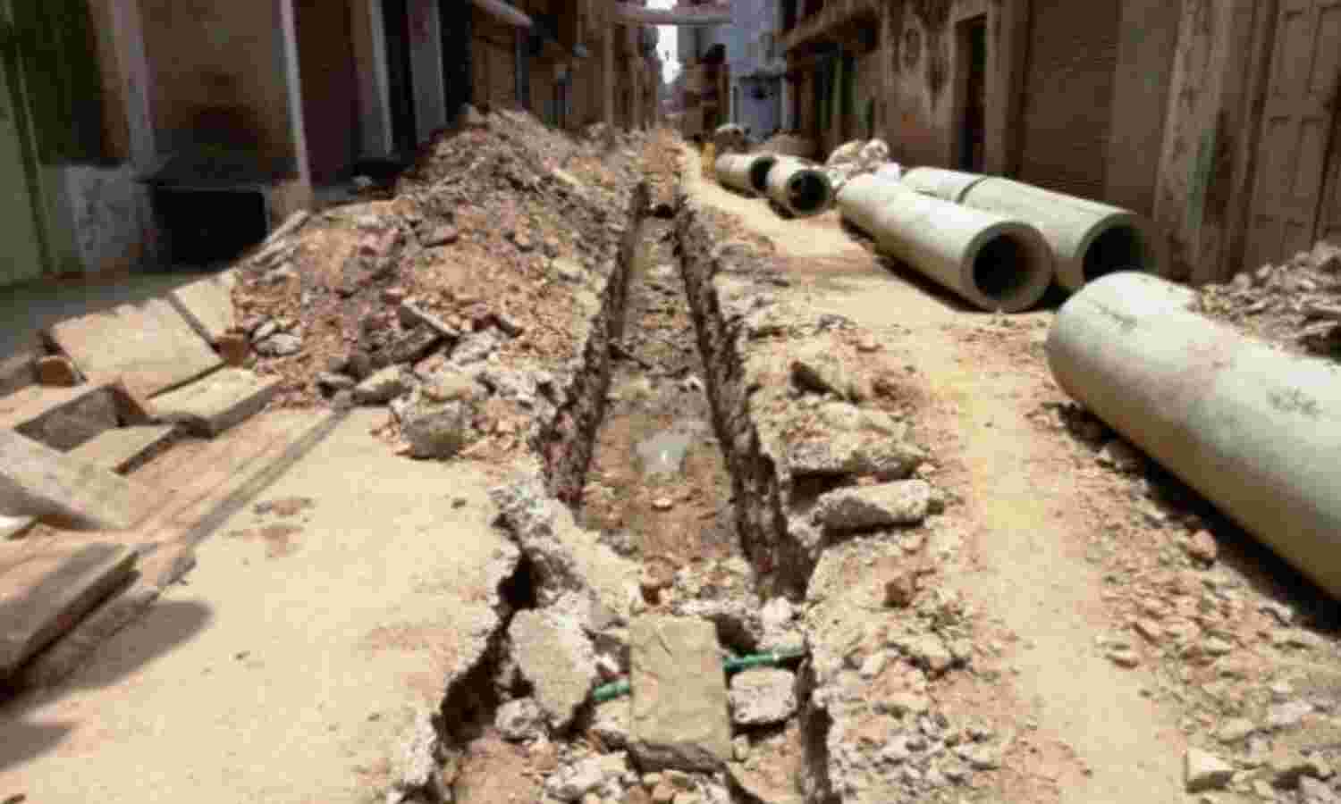 वाह री नगर निगम बनी सड़क उखाड़ी,अवैध कॉलोनी में अमृत के तहत डल रही पानी की लाइन