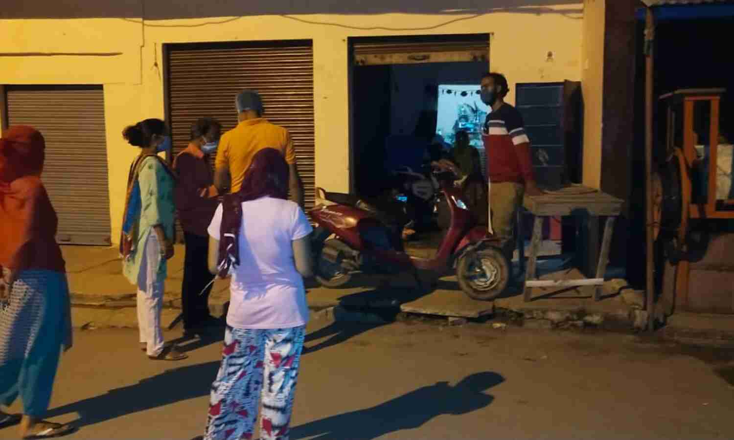 कोरोना संक्रमितों के साथ स्वास्थ्य विभाग की बड़ी लापरवाही, सूची में नाम-पते गलत, प्रशासन हुआ चकरघिन्नी कोरोना संक्रमितों के साथ स्वास्थ्य विभाग की बड़ी लापरवाही, सूची में नाम-पते गलत, प्रशासन हुआ चकरघिन्नी