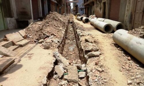 वाह री नगर निगम बनी सड़क उखाड़ी,अवैध कॉलोनी में अमृत के तहत डल रही पानी की लाइन