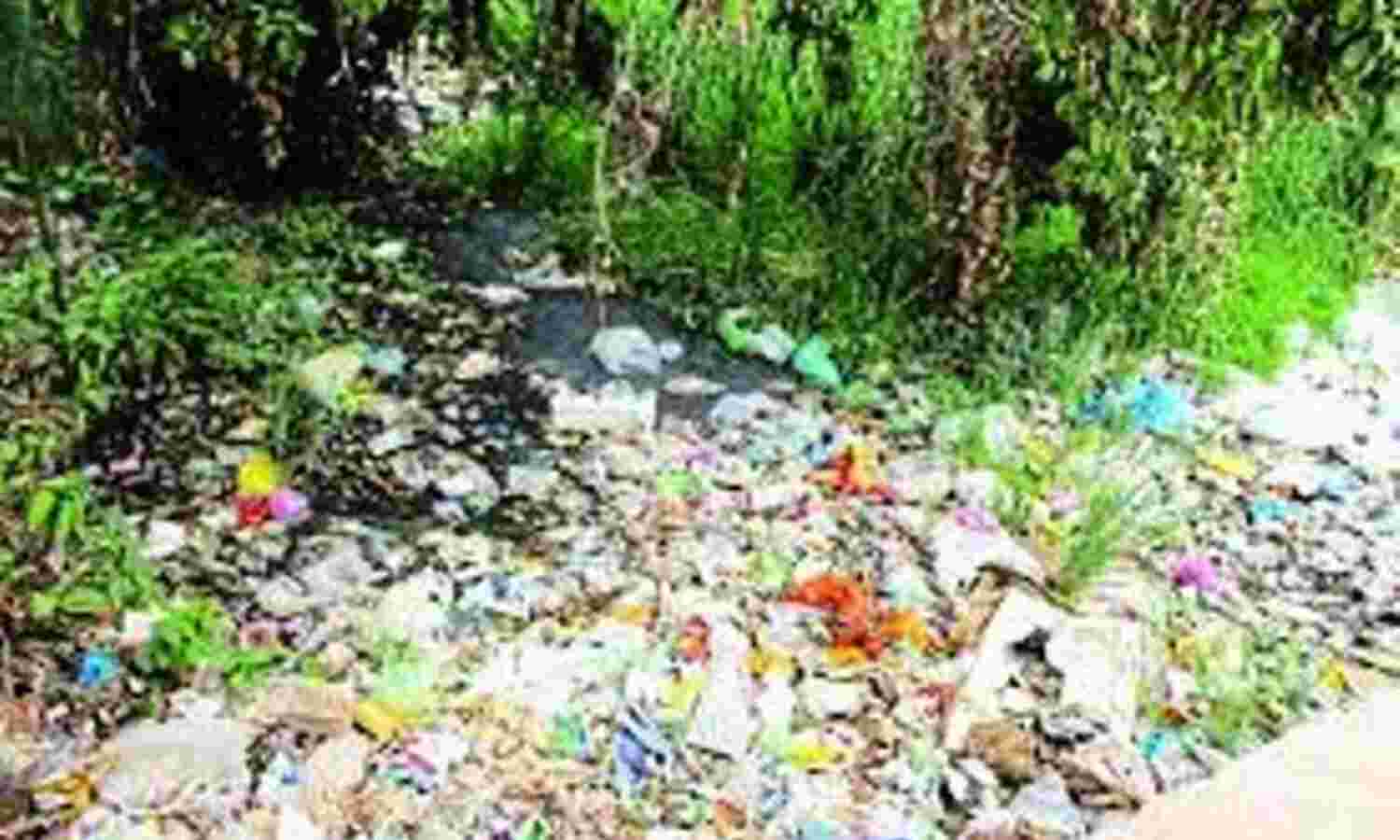 स्वास्थ्य विभाग की लापरवाही, रिहायशी इलाके में जलवा रहे वेस्ट मटेरियल