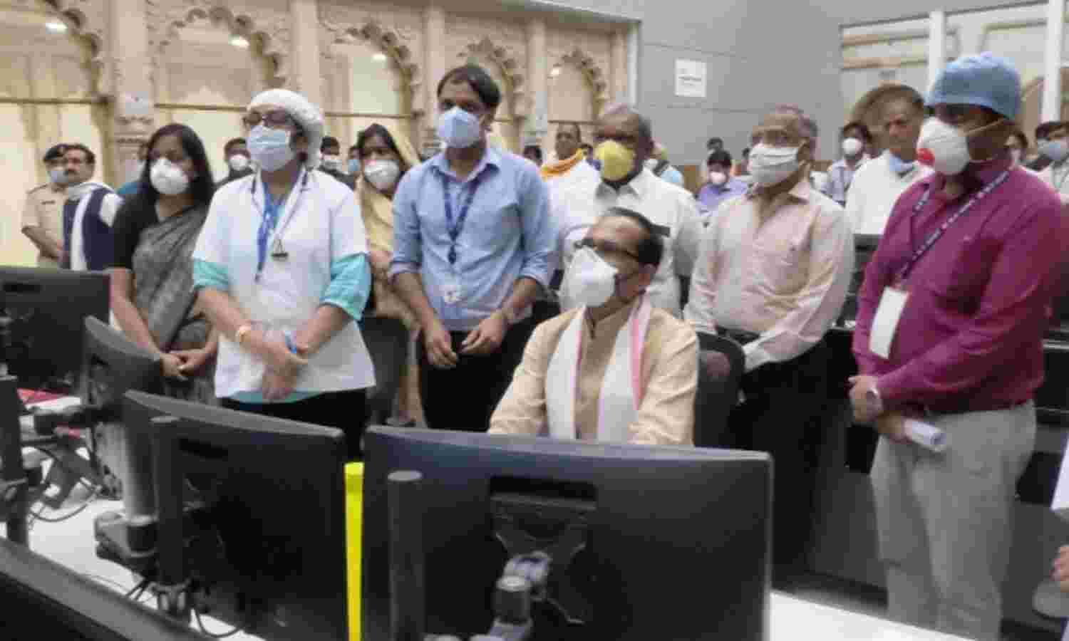 हेलो, मैं मुख्यमंत्री बोल रहा हूँ... मनोरमा बोली - सर मेरा ट्रांसफर करा दीजिये