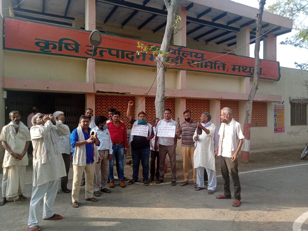 व्यापारियों ने घंटा घड़ियाल बजाकर सरकार को जगाया