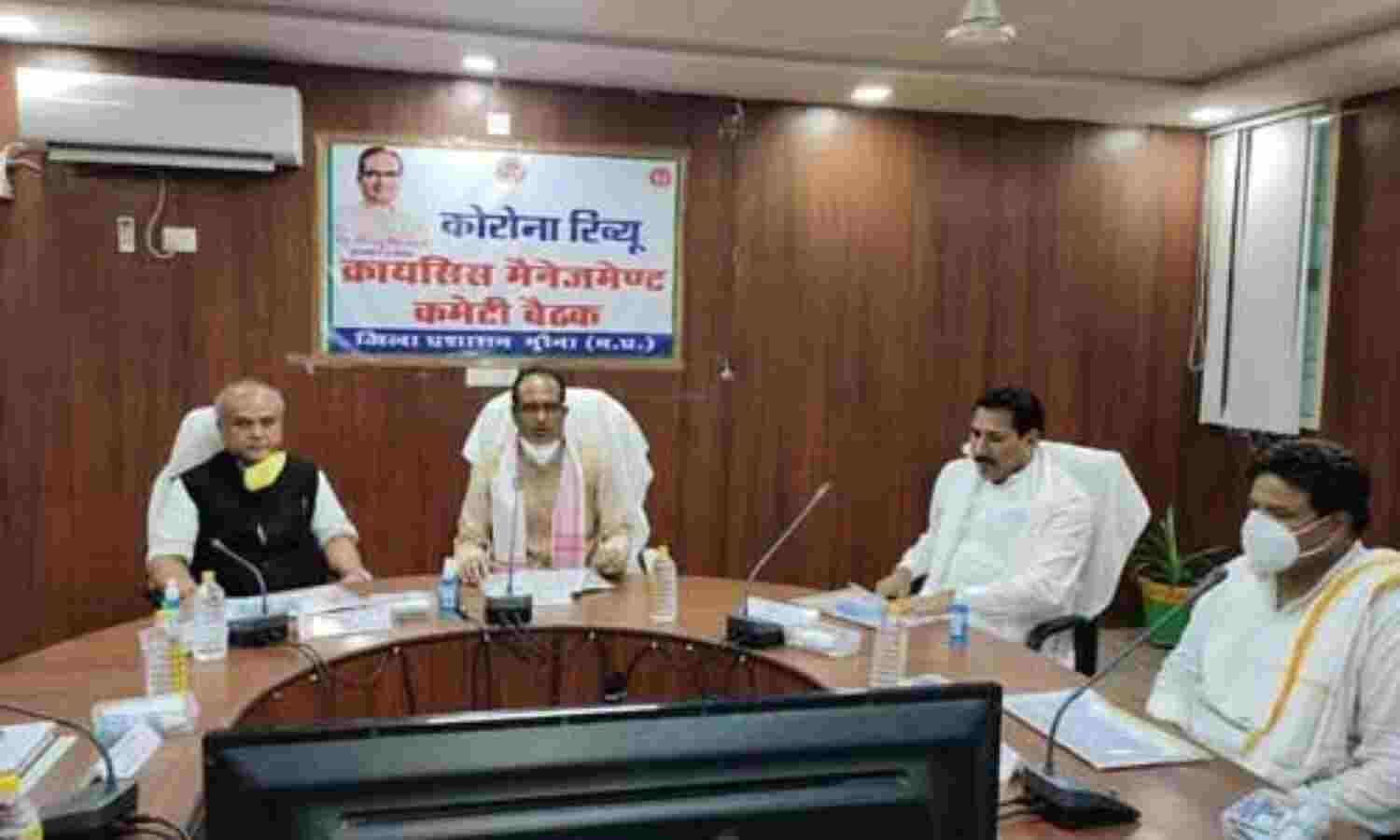 समाज, जनप्रतिनिधि तथा अधिकारी साथ मिलकर संघर्ष करें, कोरोना की चैन अवश्यक टूटेगी : मुख्यमंत्री