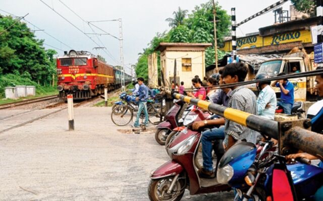 बिरलानगर व रायरू स्टेशन के बीच रेलवे क्रॉसिंग होंगी बंद