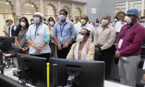 हेलो, मैं मुख्यमंत्री बोल रहा हूँ... मनोरमा बोली - सर मेरा ट्रांसफर करा दीजिये हेलो, मैं मुख्यमंत्री बोल रहा हूँ... मनोरमा बोली - सर मेरा ट्रांसफर करा दीजिये