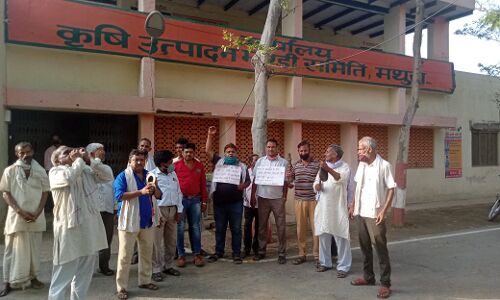 व्यापारियों ने घंटा घड़ियाल बजाकर सरकार को जगाया व्यापारियों ने घंटा घड़ियाल बजाकर सरकार को जगाया