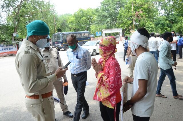 पत्नी व बच्चे बोले, हमारे पिता बेकसूर, कोई नहीं आया हमारे घर पत्नी व बच्चे बोले, हमारे पिता बेकसूर, कोई नहीं आया हमारे घर