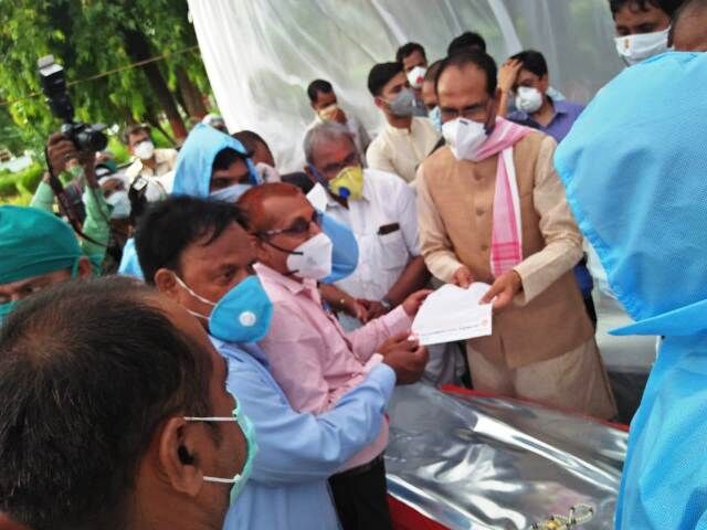 कर्मचारी संघ ने मुख्यमंत्री को सौंपा ज्ञापन