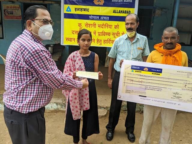 रोशनी को मिला दस हजार का ईनाम