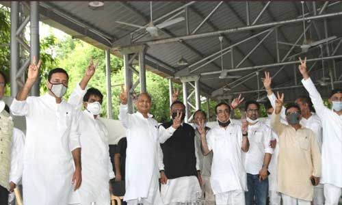 राजस्थान में सीएम पर लटकी तलवार, बीजेपी ने फ्लोर टेस्ट कराने की मांग की राजस्थान में सीएम पर लटकी तलवार, बीजेपी ने फ्लोर टेस्ट कराने की मांग की