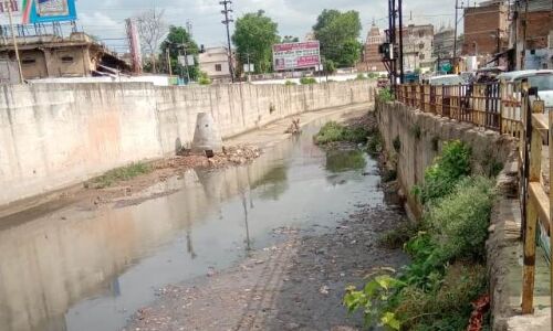 स्वर्ण रेखा किनारे बसे लोगों के नलों में आता है सीवर युक्त पानी स्वर्ण रेखा किनारे बसे लोगों के नलों में आता है सीवर युक्त पानी