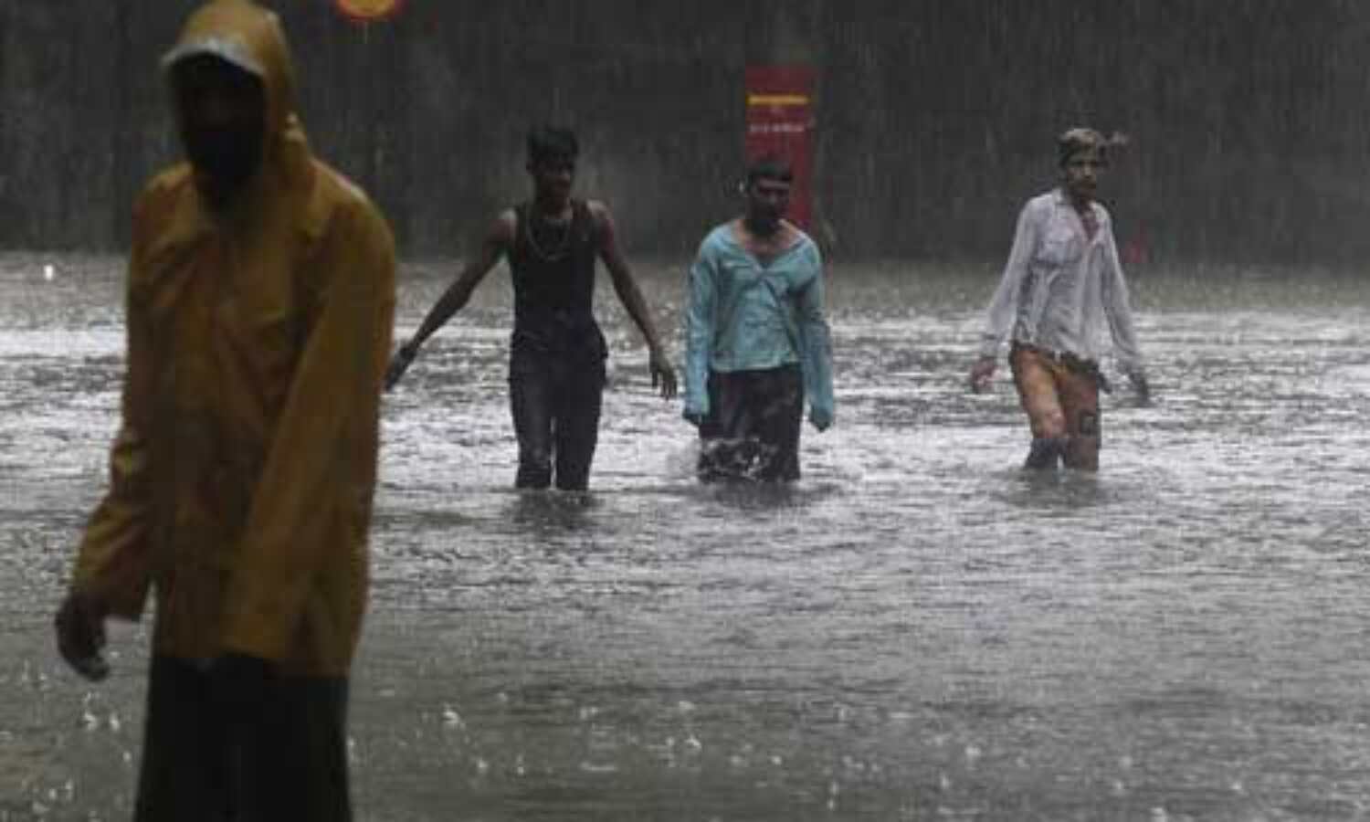 बारिश के पानी में डूबी मुंबई, 2 दिन बहुत भारी