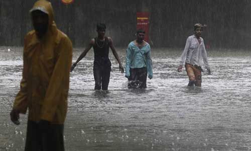 बारिश के पानी में डूबी मुंबई, 2 दिन बहुत भारी