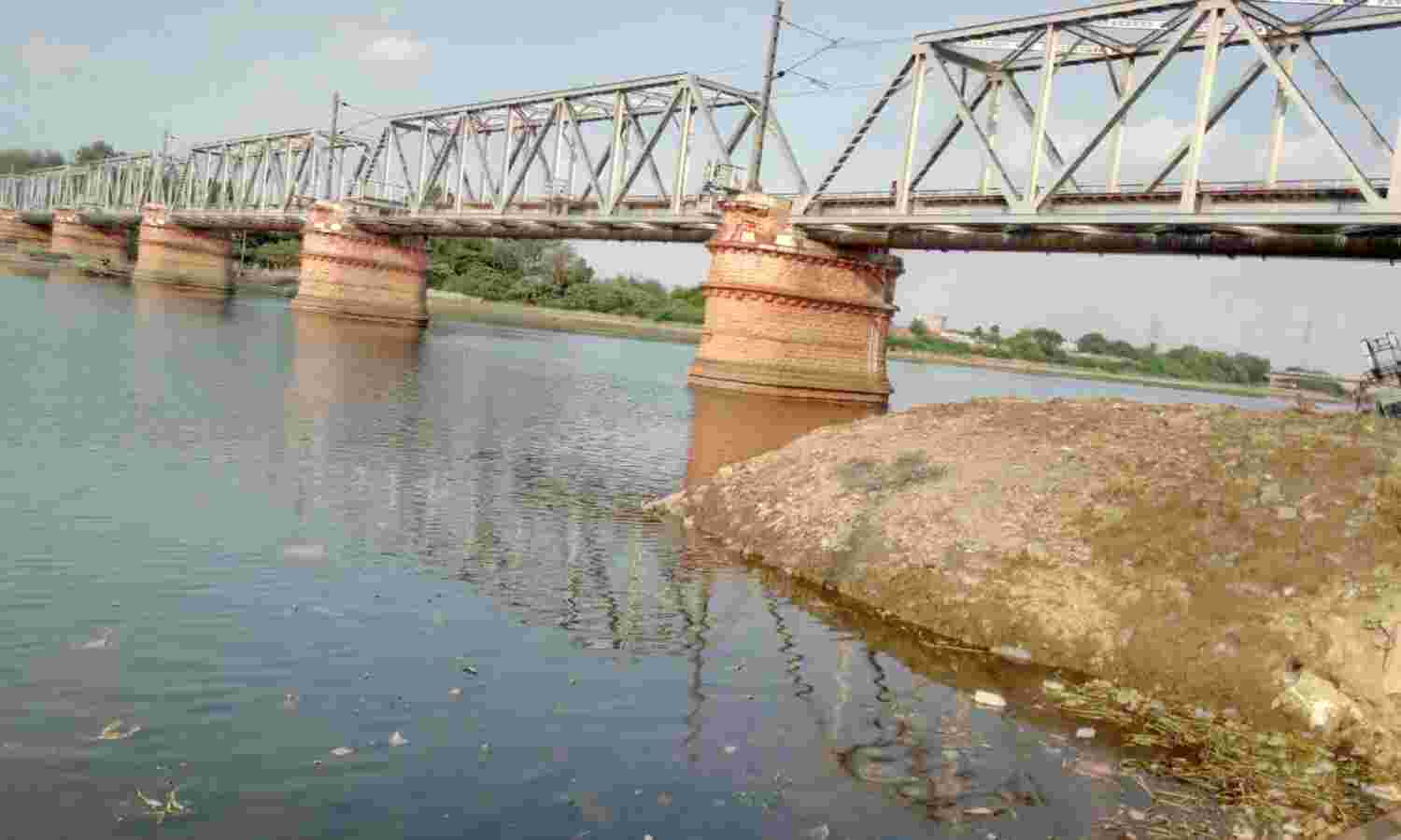 यमुना के किनारे सिल्ट के लगे है ढेर, काम बंद