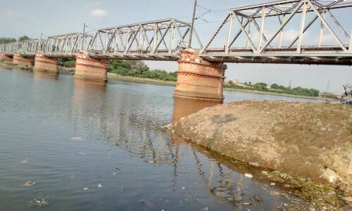 यमुना के किनारे सिल्ट के लगे है ढेर, काम बंद