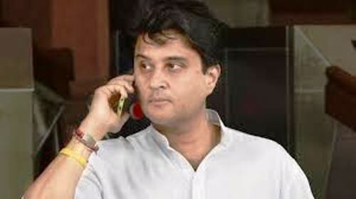 राज्यसभा सांसद ज्योतिरादित्य सिंधिया ने बोर्ड   परीक्षा में टॉपर छात्रों से बात कर उनकी हौसला अफजाई की